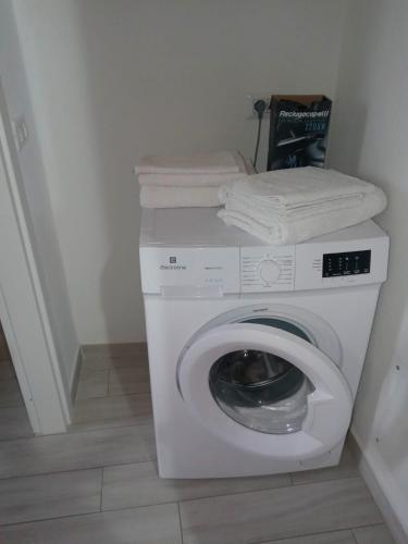 a washing machine with towels on top of it at Il giardino di Mary in Càbras