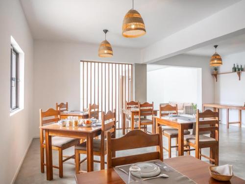 Um restaurante ou outro lugar para comer em Hotel Central Santa Maria