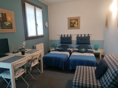 A bed or beds in a room at La Casa Blu- Forum di Assago, Ospedale Humanitas, Milanofiori, IEO