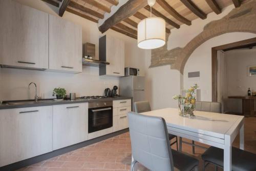 a kitchen with a table and a dining room at Appartamento Limoni con terrazza in Chianni