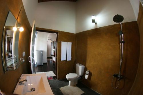 A bathroom at Lahiru Villa
