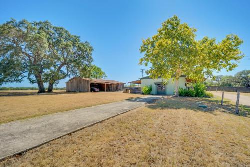 Secluded Blanco Home with Private River Access!にある庭