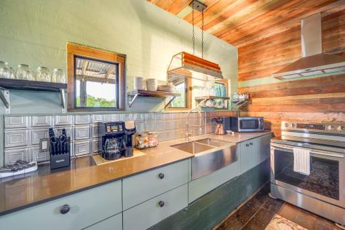 Secluded Blanco Home with Private River Access!にあるキッチンまたは簡易キッチン