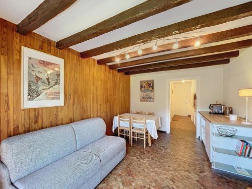 un salon avec un canapé et une table dans l'établissement Hades appartement 4 5 pers proche centre, aux Gets