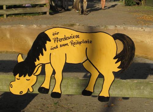 una statua di un cavallo seduto su una panchina di Feriewohnung-Schrotkammer a Klausdorf