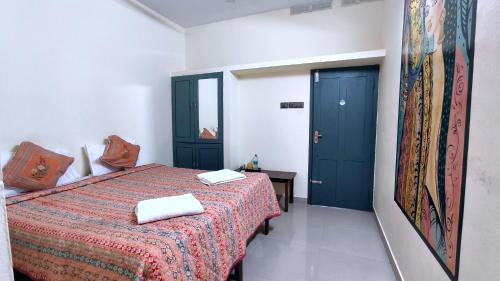 Una cama o camas en una habitación de Aryavilla Heritage