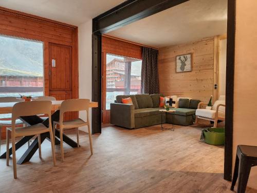 un salon avec une table et un canapé dans l'établissement Arc 2000 - appartement ou studio avec balcon et vue, à Arc 2000