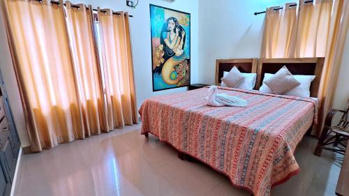 Una cama o camas en una habitación de Aryavilla Heritage