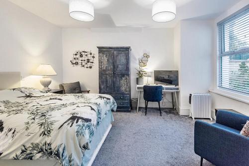 a bedroom with a bed and a desk at 1 Bed flat in East Dulwich in London