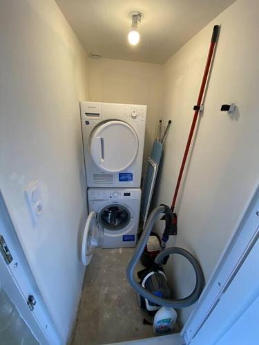 une petite salle de bains avec un lave-linge. dans l'établissement Sweat little home close to Sword beach, à Ouistreham