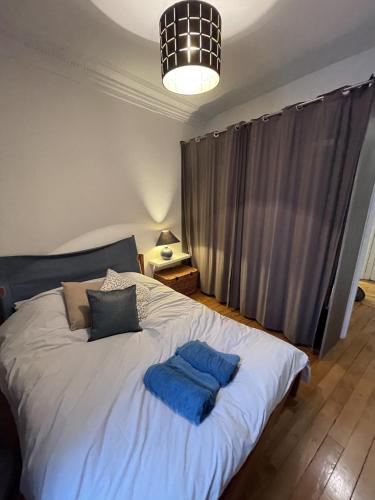 - une chambre avec un lit blanc et des serviettes bleues dans l'établissement Sunny, quiet 2-room apartment, 15th - Montparnasse, à Paris