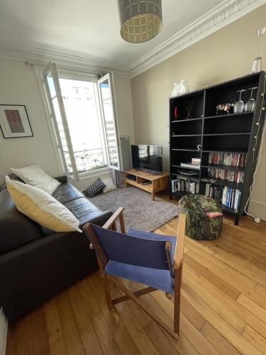 un salon avec un canapé et une chaise dans l'établissement Sunny, quiet 2-room apartment, 15th - Montparnasse, à Paris