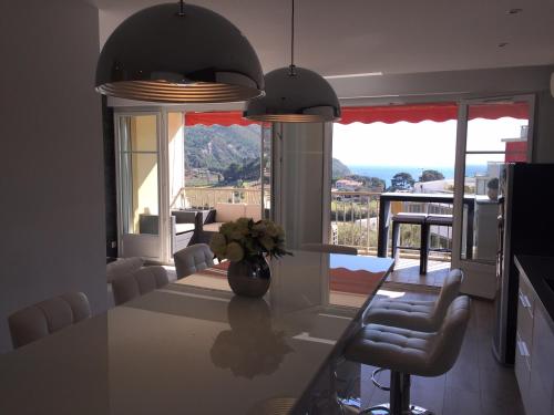 une cuisine avec une table avec un vase de fleurs dans l'établissement Panoramic Cassis, à Cassis