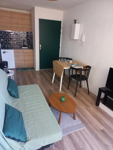 un salon avec un canapé et une table dans l'établissement Appartement Bambou, à Sète