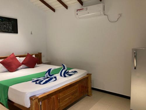 Postel nebo postele na pokoji v ubytování Kirinda Paradise Yala