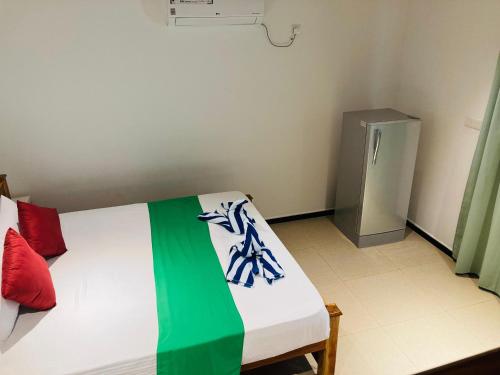 Postel nebo postele na pokoji v ubytování Kirinda Paradise Yala