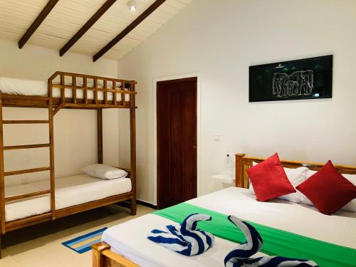 Postel nebo postele na pokoji v ubytování Kirinda Paradise Yala