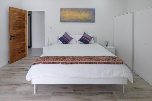 Serenity Sands Villas #1にあるベッド