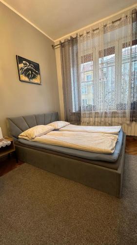 Ένα ή περισσότερα κρεβάτια σε δωμάτιο στο Apartament przy Dworcu