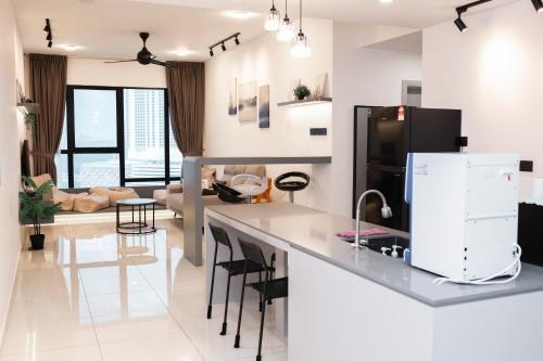 Η κουζίνα ή μικρή κουζίνα στο Midvalley Mosaic Grand Luxury 2BR 8pax
