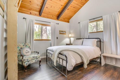 Postel nebo postele na pokoji v ubytování Lake Arrowhead Retreat By Snow Valley Mtn Resort!