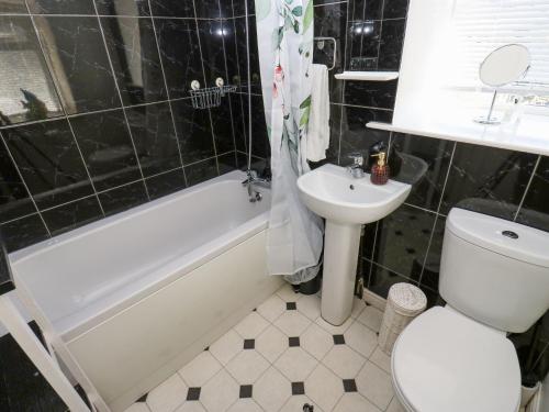 Ένα μπάνιο στο North Ives Cottage