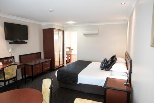 TV a/nebo společenská místnost v ubytování Best Western Plus All Settlers Motor Inn