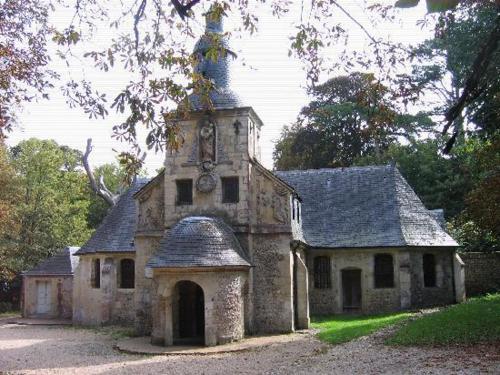 een oud gebouw met een klokkentoren erop bij Aux Cottages du port Honfleur in Honfleur