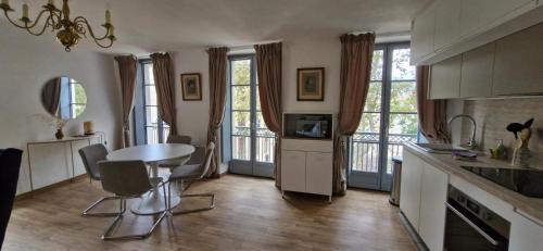 une cuisine avec une table et des chaises dans une pièce dans l'établissement Via Narbona, à Narbonne