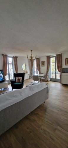 une grande chambre avec un lit et un salon dans l'établissement Via Narbona, à Narbonne