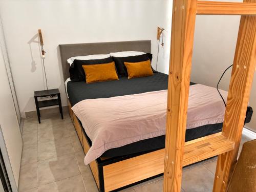 a bedroom with a bunk bed with orange pillows at El Monoambiente mas lindo de Haedo con Cochera y Balconazo in Mariano J. Haedo