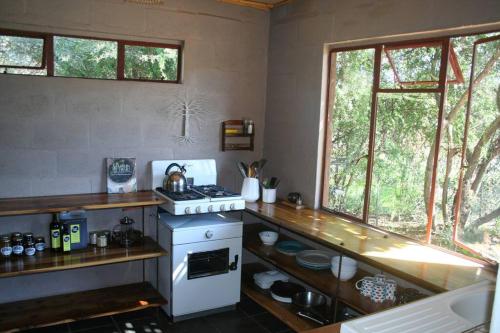 De RustにあるLiving Land, a magical Permaculture Farmのキッチン(コンロ付)が備わります。一部の窓が付いています。