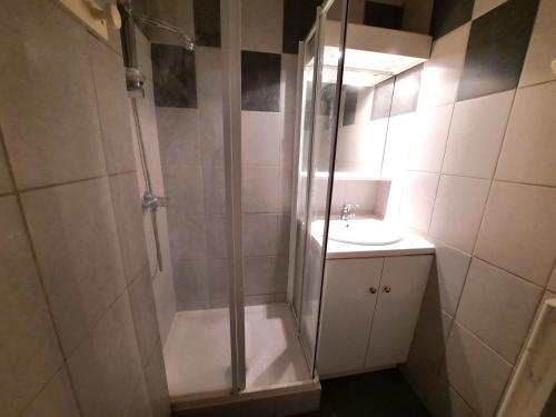 une salle de bain avec douche et lavabo dans l'établissement Charmant appartement 4 pers avec balcon, skis aux pieds, Les Menuires - FR-1-452-31, aux Menuires