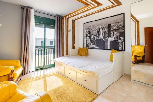 Un dormitorio con una cama y una ventana grande. en Casa Oreo, en Playa Blanca