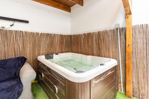 bañera en una habitación con sofá en Casa Oreo, en Playa Blanca