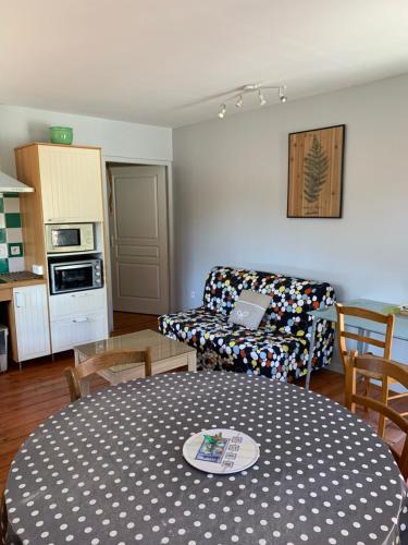 un salon avec une table et un canapé dans l'établissement Gîte 1 chambre adapté PMR, à Saint-Amand-les-Eaux