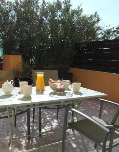 Appartement climatisé avec terrasse parking piscine et terrains de tennis