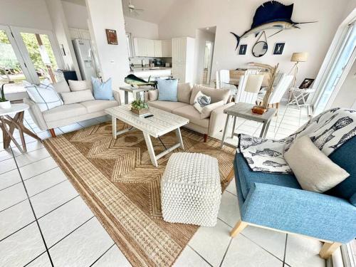 Χώρος καθιστικού στο Bungalows Beach Key West - Hemingway
