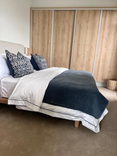 Luxury Penthouse in Herolds Bay - Newly Refurbishedにあるベッド