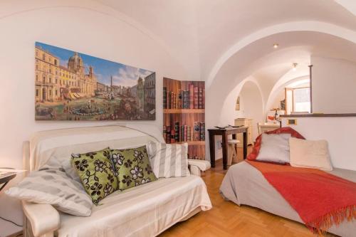 ein Wohnzimmer mit einer Couch und einem Bett in der Unterkunft Palazzo Scapucci Apartment a Navona in Rom