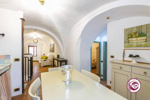 eine Küche und ein Esszimmer mit Tisch und Stühlen in der Unterkunft Palazzo Scapucci Apartment a Navona in Rom