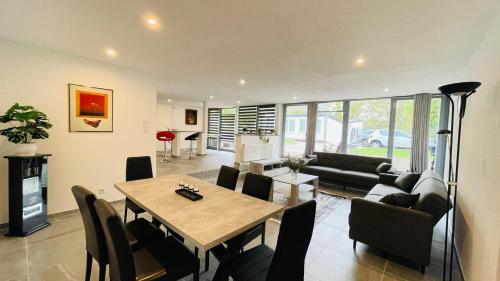 Una sala de estar con una mesa y un comedor. en Kami Haus, en Saarbrücken