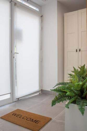 a welcome mat in a room with two doors at Acogedor estudio en el Centro de Valencia in Valencia