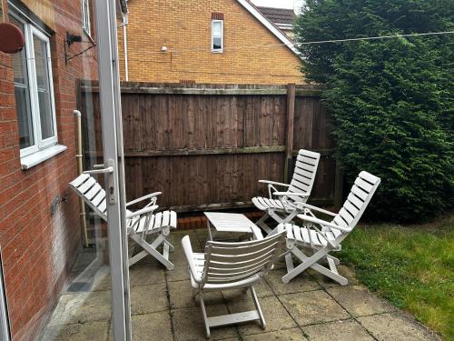 Brades Rise House - 3 bedroom house with 2 toilets with a private garden photo 10
