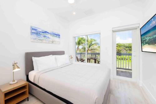 Imagen de la galería de Timmys Place - Charming Oceanfront Villa with Direct Beach Access and Scenic Views, en Driftwood Village