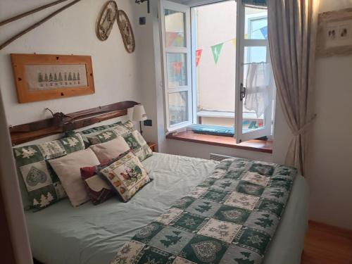 Ένα ή περισσότερα κρεβάτια σε δωμάτιο στο Bel Appartement T2 au coeur de la vieille ville de Briançon dans la cité Vauban, Serre Chevalier