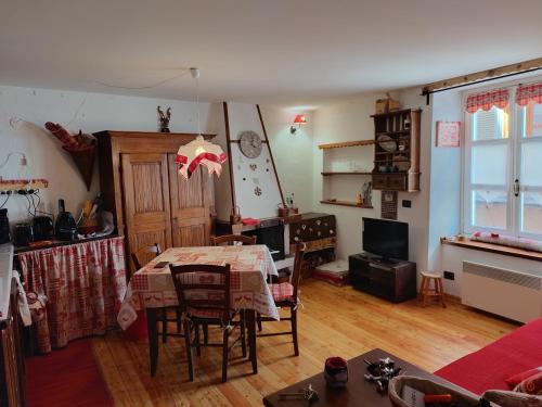 un salon avec une table et une salle à manger dans l'établissement Bel Appartement T2 au coeur de la vieille ville de Briançon dans la cité Vauban, Serre Chevalier, à Briançon