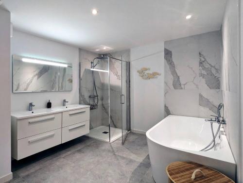 une salle de bain avec une baignoire, un lavabo et une douche dans l'établissement Lone Star Riviera - 5 minutes walk to the beach, à Carqueiranne