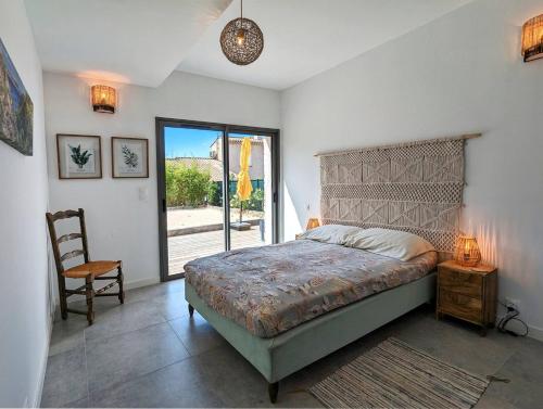 une chambre avec un lit, une chaise et une fenêtre dans l'établissement Lone Star Riviera - 5 minutes walk to the beach, à Carqueiranne