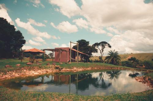 a pool of water in front of a building at Pousada Chalés do Rancho Canastra in Vargem Bonita
